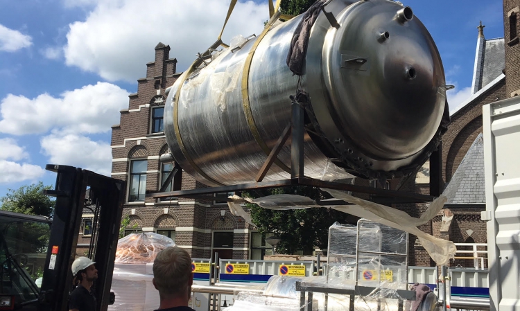 Levering brouwketels bij de Wispe brouwerij in Weesp